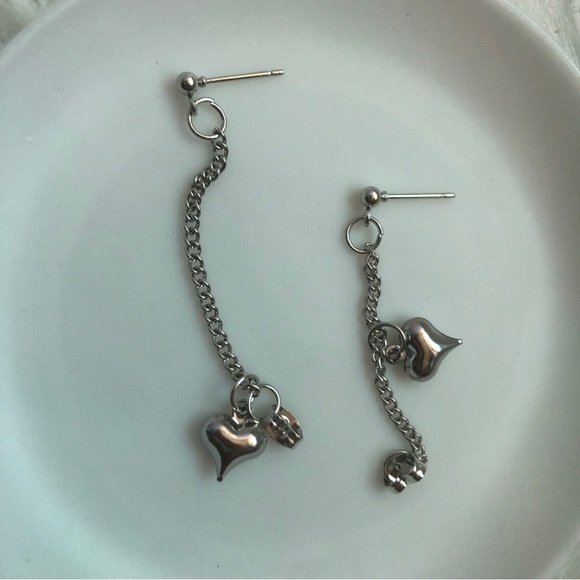 Super fun & cute heart dangle earrings - Picture 5 of 5